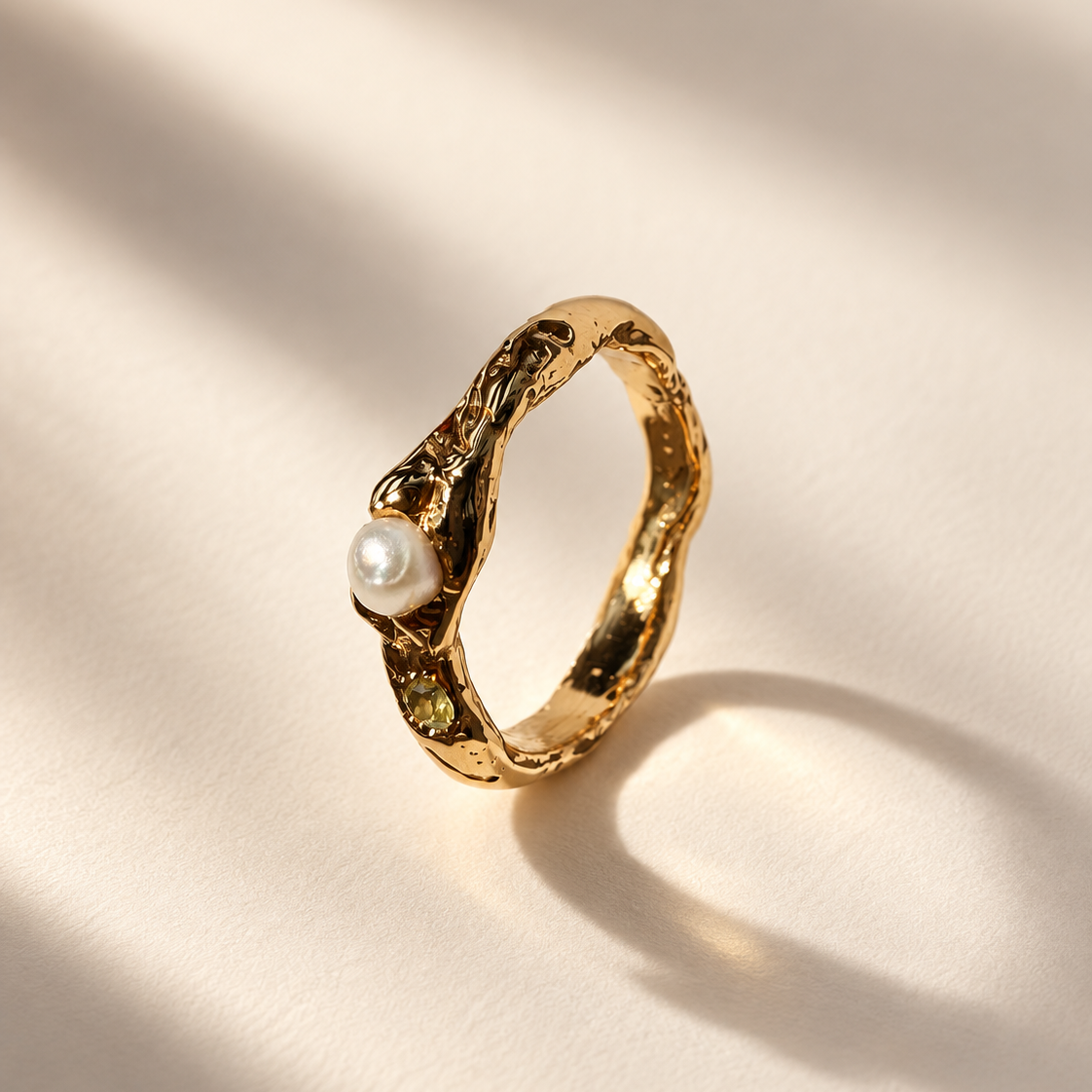 Luma – Skulpturel sterlingsølvring med ædelsten